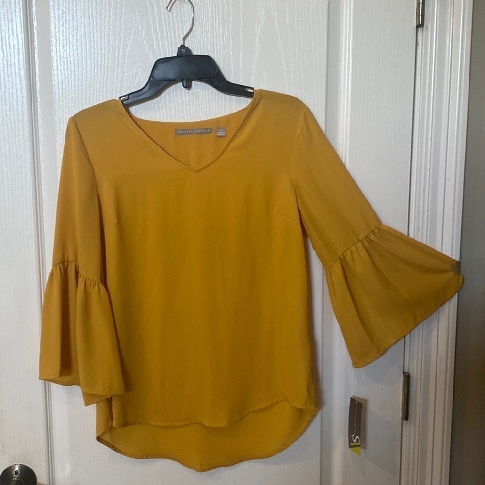 Valerie Stevens size S  3/4 bell sleeves Hi low hem Mustard top NWT